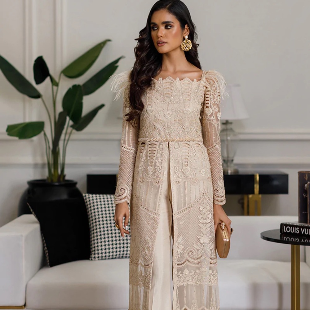 Threads & Motifs brand new outfit in small with trousers